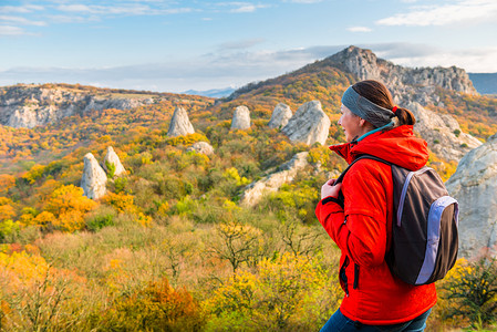 一位快乐旅行者的肖像背包在山中仰慕秋天的森林图片