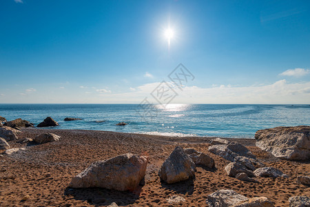 沙滩大石头蓝海和明太阳美丽的海景背景图片