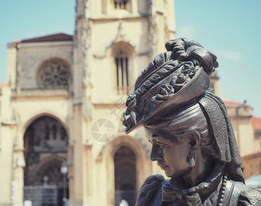 亚丁大教堂和瑞金塔雕像在阿斯图里亚西班牙图片