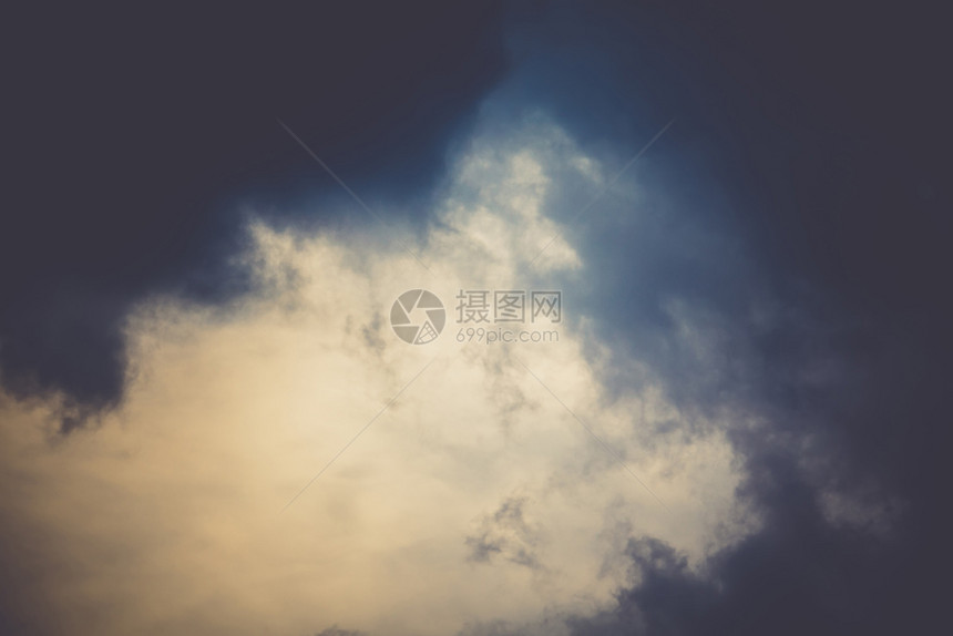 蓝色天空有温柔的乌云天然过滤背景图片