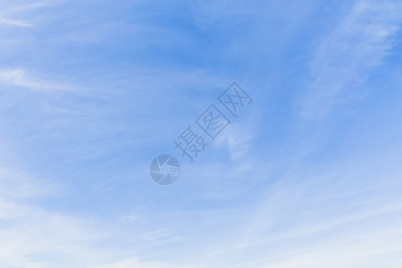 和平的蓝色天空与白云的风景图片