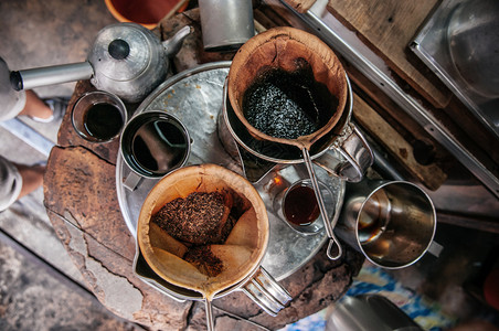用泰式的过滤袋和锅子煮咖啡当地泰式店图片
