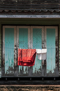 BangkoThailnd在hangko的旧木屋上挂着彩色衣图片