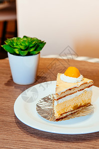 白盘上新鲜芒果和奶油蛋糕饼图片