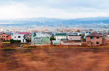 在北海道有山观的多彩房屋图片