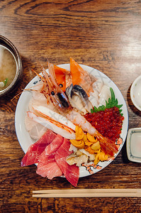 木桌上的海鲜日式料理图片
