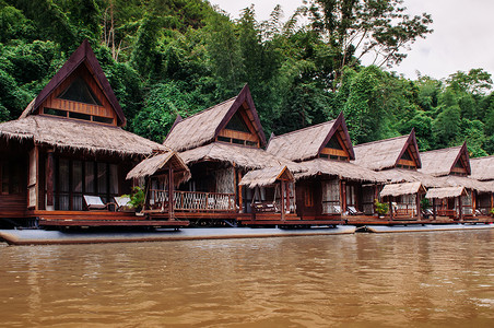 泰国北碧府西郁的桂河木筏屋图片