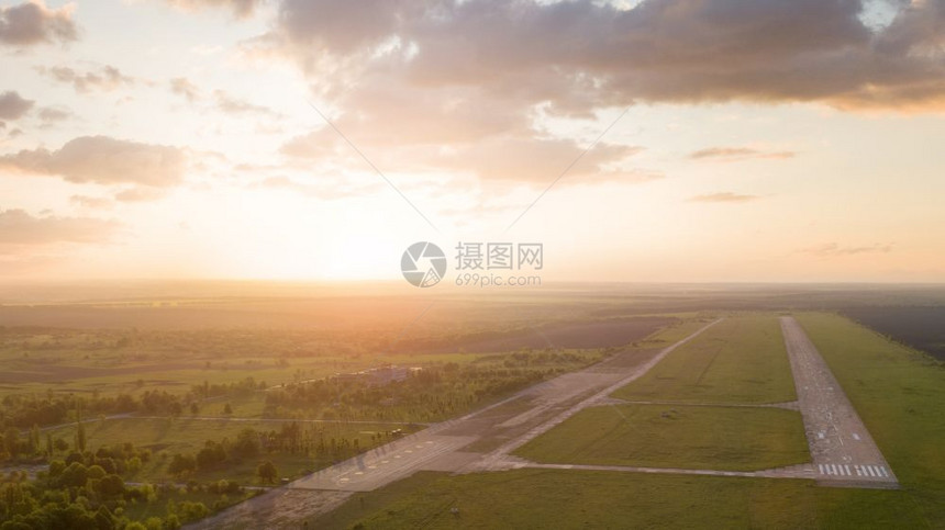 无人驾驶飞机在森林绿化空中摄影图片
