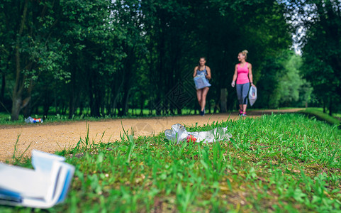两名女孩在户外跑步时捡垃圾跑步者高清图片素材