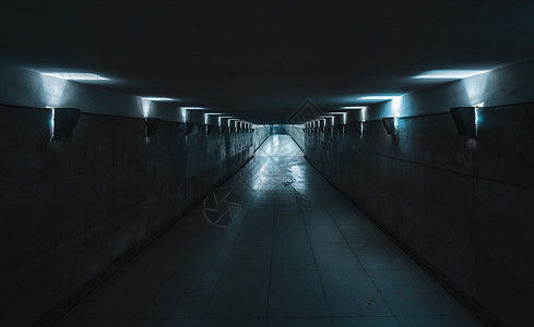 漫长和黑暗的地下通道光线暗淡冰蓝的光线照得很差法兰西州巴黎背景图片