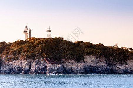 南朝鲜Yosu港的岩石海岸和奥东多灯塔著名的观光游航道自然景象图片