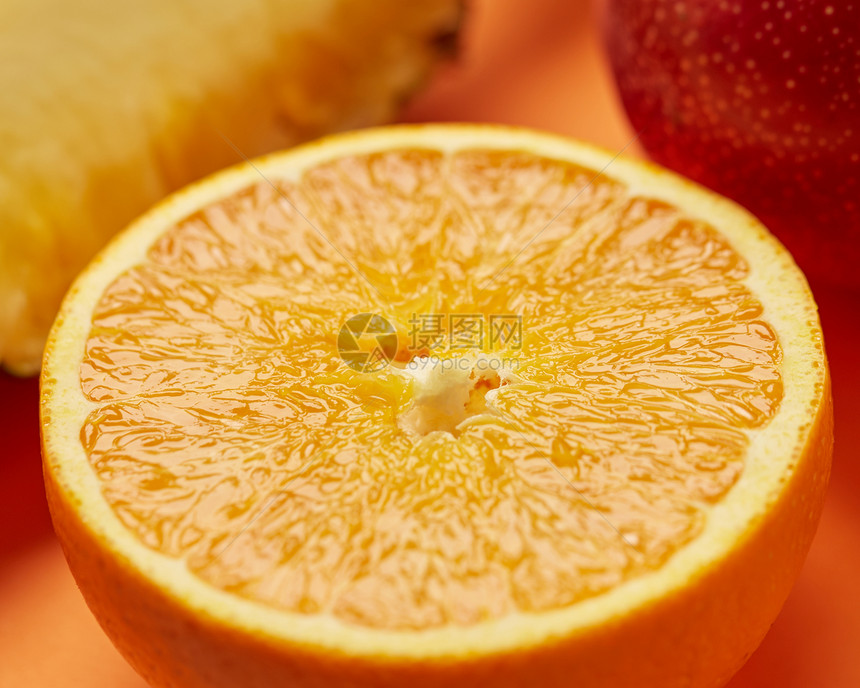 黄色背景上一个美丽多汁的橙色切片厚度半橙色的宏观图象图片