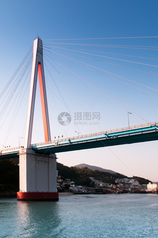 2013年月26日韩国南端的Yeosu与多尔桑桥连接的Yeosu港图片