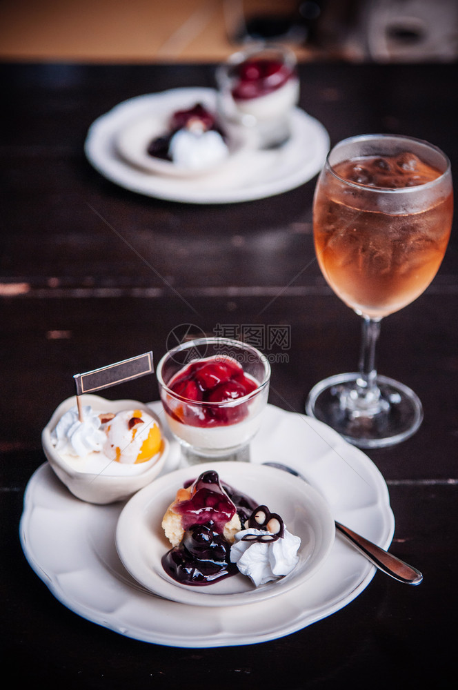 草莓果布丁馅饼和蓝芝士蛋糕在同一盘子里图片