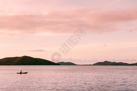 蓝夜香草天和小的当地渔船在泰国河畔的kohsamui岛附近的kohsamui岛附近由koh泥土和小岛组成的当地渔船傍晚高清图片素材