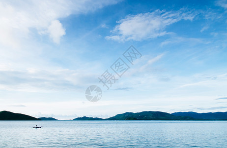 宁静的海洋蓝夜天空和小的当地渔船koh泥土和小岛靠近泰国河畔的kohsamui岛背景图片