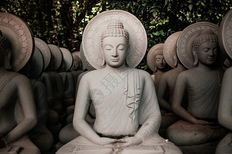 许多传统的Kanthrjbudha在泰王国寺庙雕刻灰色石像图片