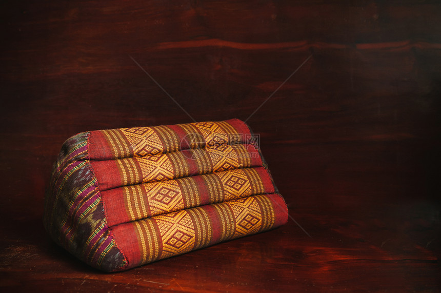 黑木本底的泰国传统古老旧织物三角枕头图片