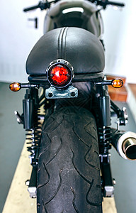 摩托车后尾灯和后轮特写背景图片