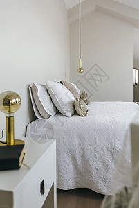 庄重优雅的双人床卧室背景图片