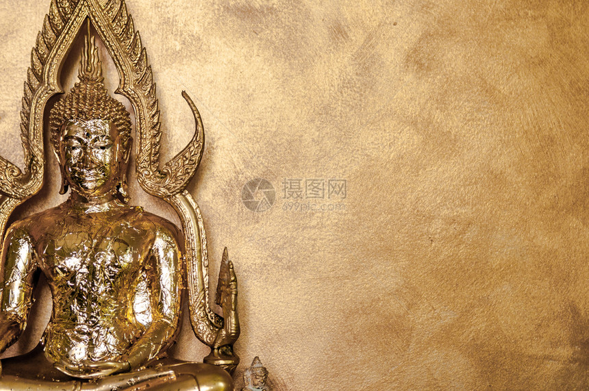 Budha雕塑上的金叶子图片