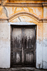 旧木门和有刮痕污渍的锈硬水泥墙图片