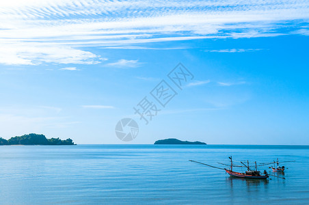 蓝海背景岛屿的渔船图片