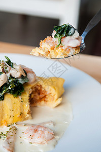 日本虾肉大米煎蛋饭和勺子虾图片