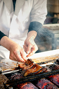 烹饪厨师在加热烤架上焦饭高清图片