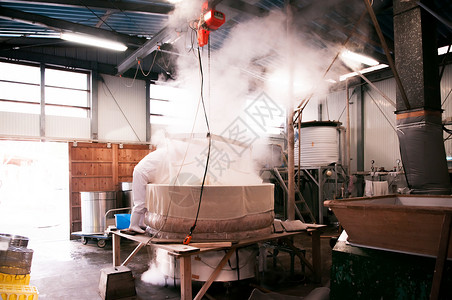 2012年12月12日日本千叶成田市当地陈年酿酒厂的米酒蒸法背景图片