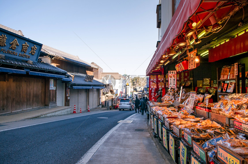 与日本零食店和餐馆一起购物街图片