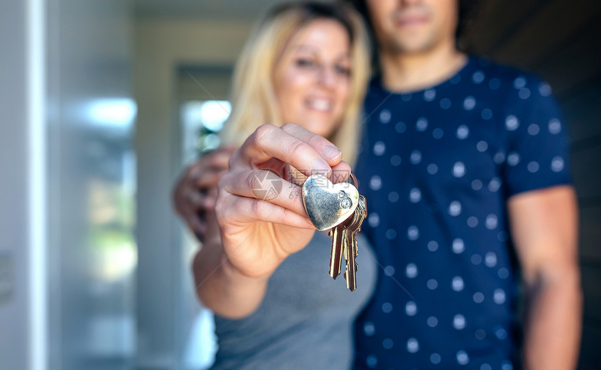 情侣展示他们新房子的钥匙图片