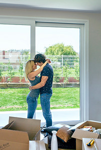 夫妻在新房子的客厅里拥抱夫妻在客厅里拥抱图片