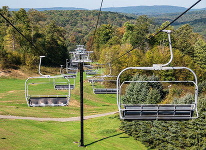 秋天的滑雪胜地索道景观图片