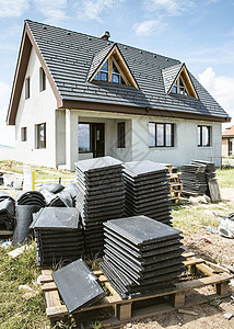 在新建房上铺屋顶砖图片