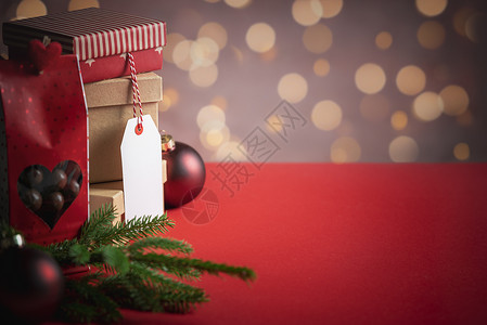 盛装礼物的概念与一堆礼品盒无写标签红袋糖果圣诞节装饰和bokh灯光图片