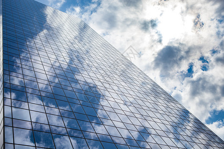 在建筑玻璃的背景上映衬着天空的摩天大楼摩天大楼与天空背景图片