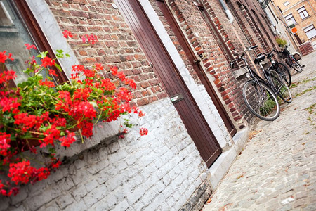 自行车在狭窄的街道上骑自行车图片