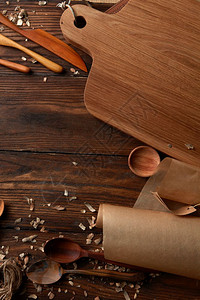 厨房的木板和烤纸木制桌子上的厨房设备构成厨房设备概念图片