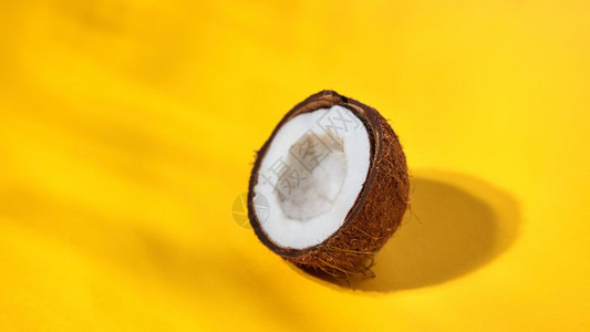 半熟的椰子黄皮椰子富有创意的食物布局图片