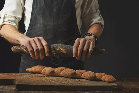 热的新鲜面包圈木板上的一块面包圈最好的烤面包品图片