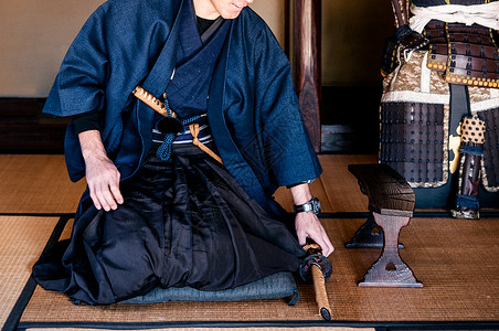 一个穿蓝武士服的日本男子身穿蓝武士服双卡塔纳半身中图片