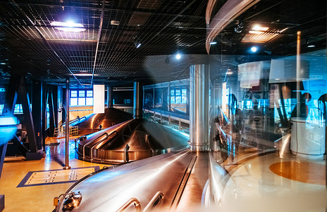 现代啤酒酿厂的大型不锈钢发酵炉背景图片
