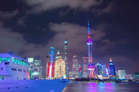 由市中心上海现代建筑和电视塔的摩天大楼和TV塔夜间照亮亚洲高清图片素材