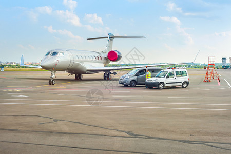 由朱里亚尼国际机场基夫乌克兰机场驾驶的飞和在跑道上的汽车图片