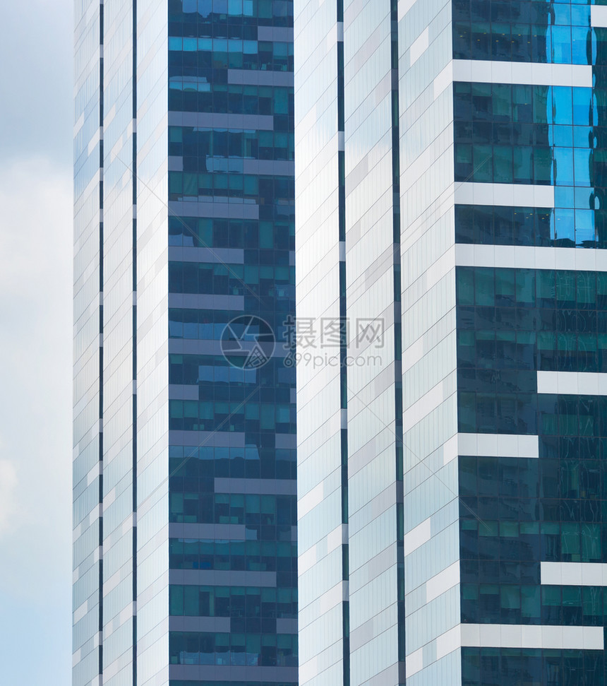 带有现代摩天大楼玻璃墙和阴云的天空背景sigapore图片