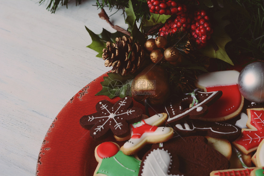 在木制桌子上贴喜剧装饰品的彩色圣诞饼干近视xmas假日概念图片
