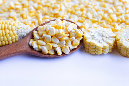 白色背景的玉米种子和成熟鳕图片