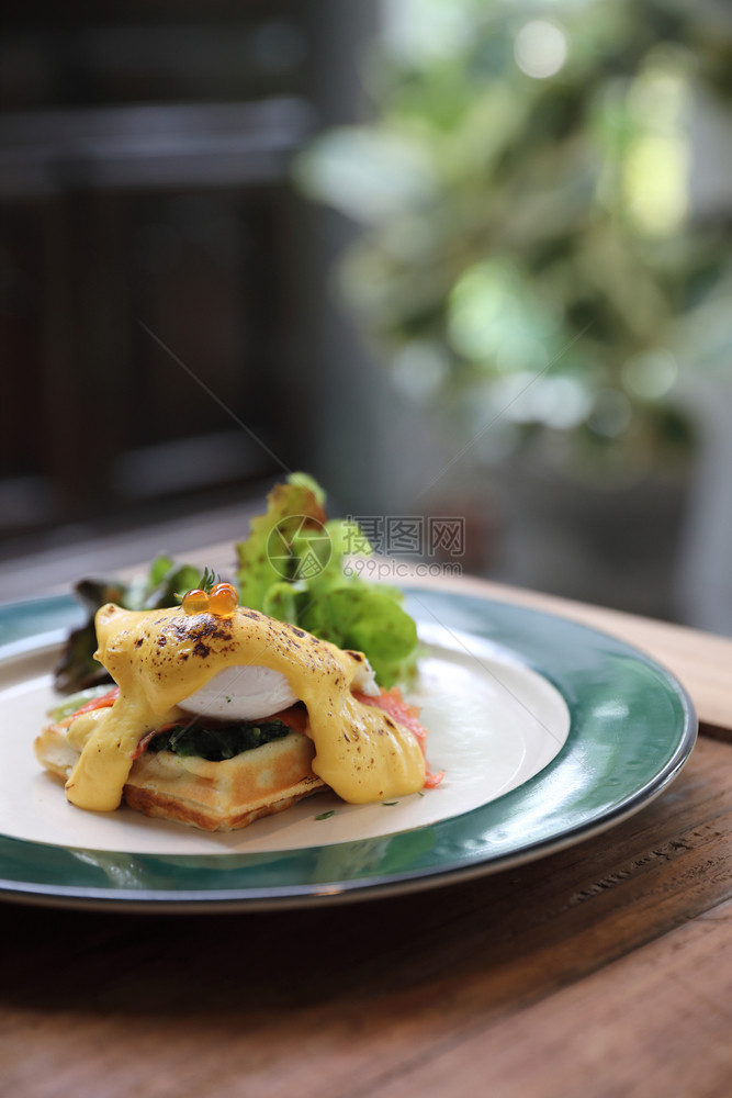 煎鸡蛋加华夫饼烟熏鲑鱼图片