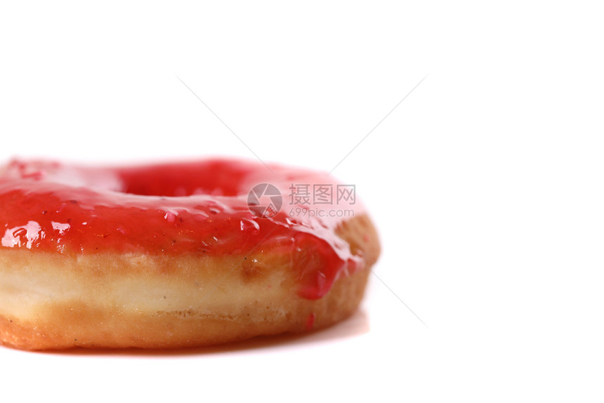 在白色背景上孤立的草莓甜圈图片